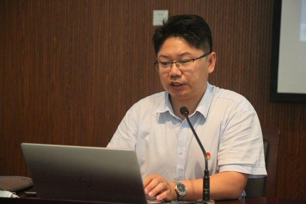 罗建宇副校长解读《沙洲中学专业技术岗位竞聘量化考核草案》《沙洲