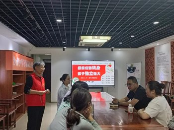 幸福家长驿站|母亲优雅转身,孩子独立强大