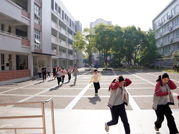 平安校园|筑牢安全防线 守护平安校园——沙洲中学本部开展“5·12防灾减灾”应急避险疏散演练